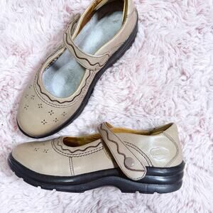 Dr Comfort tan leather mary janes with flower cut out details